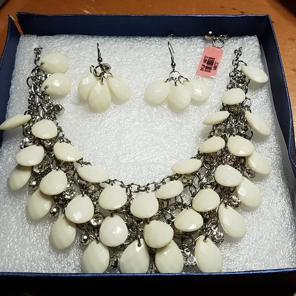 Necklace and earrings set